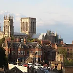 The Gillygate Gathering - Centre - Sleeps Up To 18 Appartement York