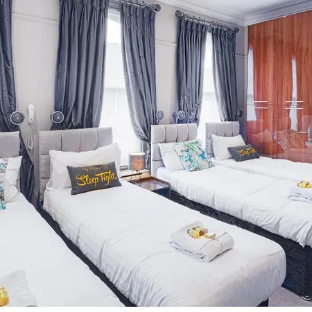 The Gillygate Gathering - Centre - Sleeps Up To 18 * York