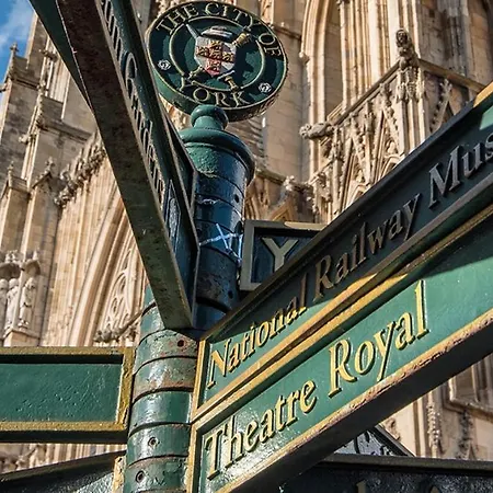 The Gillygate Gathering - Centre - Sleeps Up To 18 *