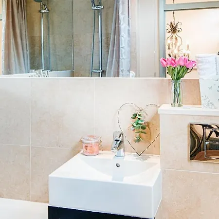 Daire The Gillygate Gathering - Centre - Sleeps Up To 18 York