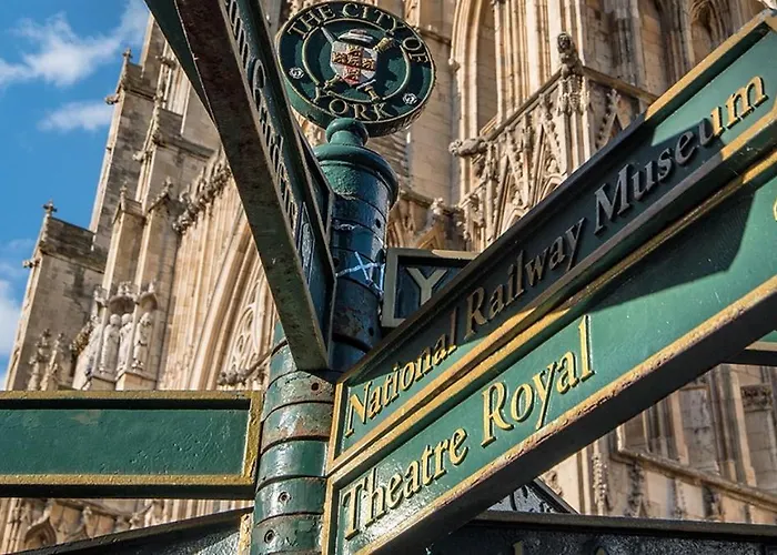 The Gillygate Gathering - Centre - Sleeps Up To 18 *