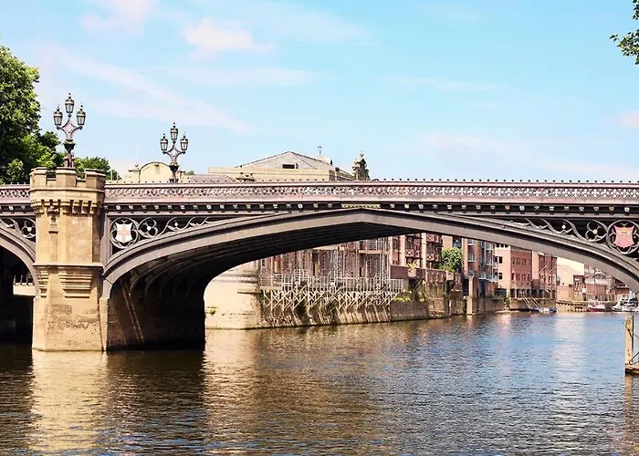 The Gillygate Gathering - Centre - Sleeps Up To 18 *