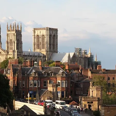 The Gillygate Gathering - Centre - Sleeps Up To 18 Apartman York